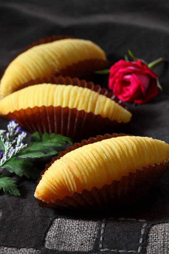 点心,无人,竖图,俯视,室内,特写,白天,爱情,幸福,纯洁,热情,餐桌,桌子,玫瑰,水果,新鲜,盛开,布料,生食,料理,食品,果实,玫瑰花,浪漫,花蕾,布纹,美食,榴莲,桌布,花,花瓣,花朵,鲜花,食物,三个,一朵,红色,餐巾,台布,花苞,花蕊,温暖,温馨,中式,恩爱,红玫瑰,有机食品,绿色食品,餐台,纸托,和睦,感动,酥皮,尊敬,麝香猫果,水果之王,蛋糕托,蛋糕托纸,蛋糕纸托,天真,刺玫花,徘徊花,餐桌布,彩图,高角度拍摄,果王,榴梿,融洽,广式点心,广州点心,榴莲酥,shjb1