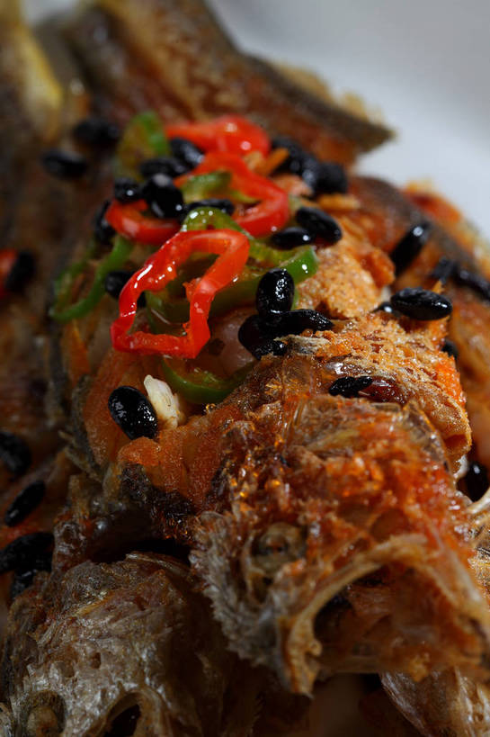 海鲜,无人,竖图,俯视,室内,特写,白天,烹饪,中餐,餐桌,桌子,辣椒,蔬菜,蒜,餐具,朦胧,模糊,新鲜,鱼,碟子,盘,陶瓷,调料,肉,鱼肉,料理,食品,陶瓷制品,调味品,调味料,蒜头,水产,菜肴,美食,肉类,鱼类,海洋生物,桌布,食物,红色,白色,盘子,碟,台布,中式,佳肴,有机食品,绿色食品,餐台,中华料理,六线鱼,水生动物,黄鱼,海产品,豆豉,水生物,肉食,彩椒,海底动物,辣角,红海椒,大椒,辣虎,广椒,海黄鱼,黄花鱼,胡蒜,甜椒,柿子椒,辣子,海椒,番椒,灯笼椒,大蒜,彩图,高角度拍摄,shjb1,豆豉黄鱼