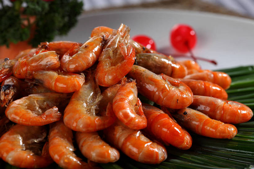 海鲜,无人,横图,俯视,室内,特写,白天,烹饪,中餐,餐桌,桌子,樱桃,芹菜,餐具,水果,朦胧,模糊,新鲜,装饰,布料,碟子,盘,陶瓷,生食,虾,料理,食品,果实,陶瓷制品,布纹,水产,菜肴,美食,海洋生物,桌布,食物,一个,红色,白色,盘子,餐巾,碟,台布,中式,佳肴,有机食品,绿色食品,荷兰芹,欧芹,香芹,单个,餐台,中华料理,华丽,修饰,点缀,水生动物,海产品,水生物,海底动物,法香,巴西利,洋香菜,洋芫荽,法国香菜,衬托,美观,雅致,雅观,旱芹菜,番荽,本帮菜,沪菜,上海菜,樱珠,莺桃,英桃,楔桃,牛桃,荆桃,餐桌布,彩图,高角度拍摄,shjb1,油爆虾