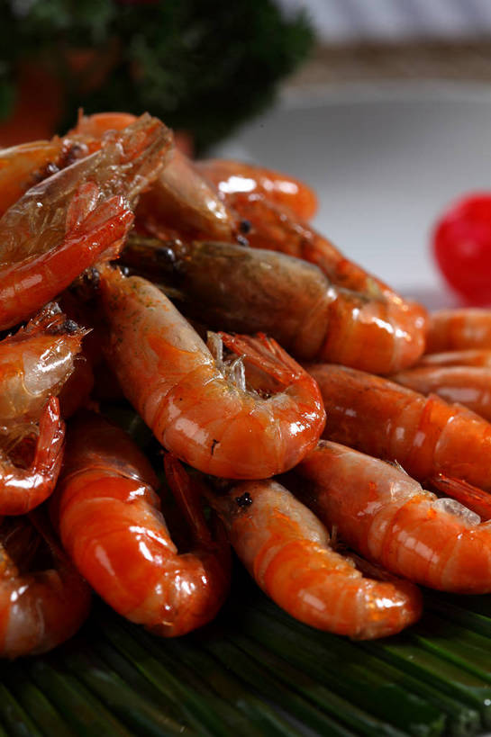 海鲜,无人,竖图,俯视,室内,特写,白天,烹饪,中餐,餐桌,桌子,樱桃,芹菜,餐具,水果,朦胧,模糊,新鲜,装饰,布料,碟子,盘,陶瓷,生食,虾,料理,食品,果实,陶瓷制品,布纹,水产,菜肴,美食,海洋生物,桌布,食物,红色,盘子,餐巾,碟,台布,中式,佳肴,有机食品,绿色食品,荷兰芹,欧芹,香芹,餐台,中华料理,华丽,修饰,点缀,水生动物,海产品,水生物,海底动物,法香,巴西利,洋香菜,洋芫荽,法国香菜,衬托,美观,雅致,雅观,旱芹菜,番荽,本帮菜,沪菜,上海菜,樱珠,莺桃,英桃,楔桃,牛桃,荆桃,餐桌布,彩图,高角度拍摄,shjb1,油爆虾