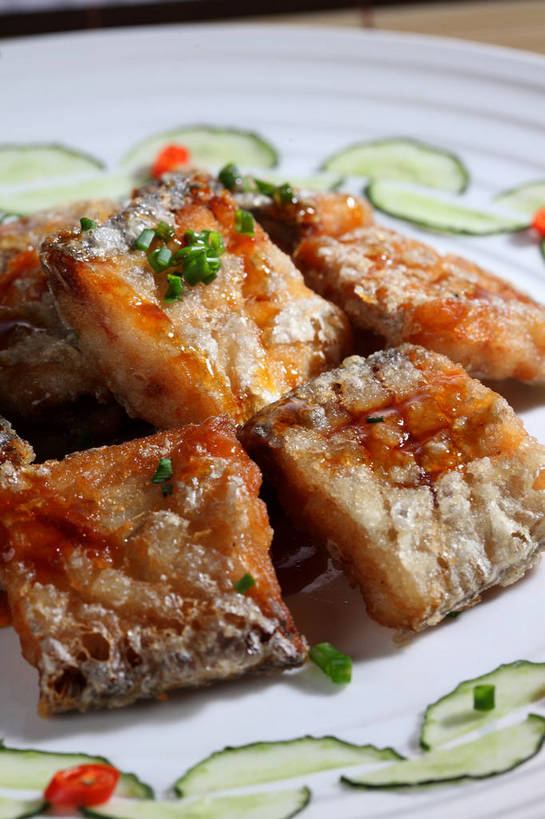 海鲜,无人,竖图,俯视,室内,特写,白天,烹饪,中餐,餐桌,桌子,黄瓜,辣椒,蔬菜,餐具,一堆,许多,堆叠,堆积,新鲜,鱼,碟子,盘,陶瓷,葱,青葱,调味,肉,香料,鱼肉,佐料,料理,食品,陶瓷制品,很多,水产,菜肴,美食,肉类,鱼类,海洋生物,桌布,食物,一个,红色,白色,盘子,碟,台布,中式,佳肴,有机食品,绿色食品,单个,餐台,中华料理,带鱼,堆,配料,水生动物,海产品,水生物,肉食,海底动物,辣角,红海椒,大椒,辣虎,广椒,作料,牙带鱼,青瓜,辣子,胡瓜,红辣椒,海椒,番椒,彩图,高角度拍摄,shjb1,干煸带鱼