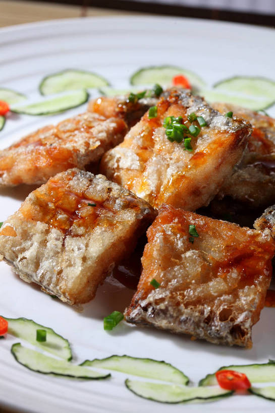 海鲜,无人,竖图,俯视,室内,特写,白天,烹饪,中餐,餐桌,桌子,黄瓜,辣椒,蔬菜,餐具,一堆,许多,堆叠,堆积,新鲜,鱼,碟子,盘,陶瓷,葱,青葱,调味,肉,香料,鱼肉,佐料,料理,食品,陶瓷制品,很多,水产,菜肴,美食,肉类,鱼类,海洋生物,桌布,食物,一个,红色,白色,盘子,碟,台布,中式,佳肴,有机食品,绿色食品,单个,餐台,中华料理,带鱼,堆,配料,水生动物,海产品,水生物,肉食,海底动物,辣角,红海椒,大椒,辣虎,广椒,作料,牙带鱼,青瓜,辣子,胡瓜,红辣椒,海椒,番椒,彩图,高角度拍摄,shjb1,干煸带鱼