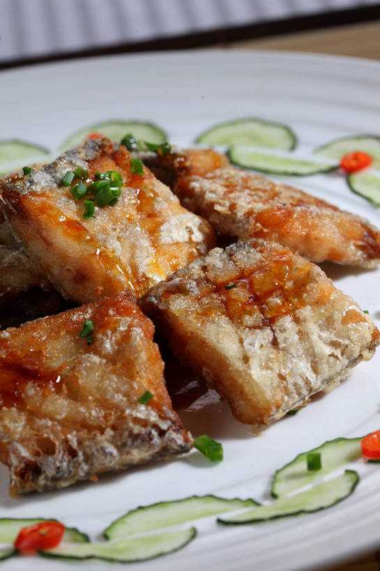 海鲜,无人,竖图,俯视,室内,特写,白天,烹饪,中餐,餐桌,桌子,黄瓜,辣椒,蔬菜,餐具,一堆,许多,堆叠,堆积,新鲜,鱼,碟子,盘,陶瓷,葱,青葱,调味,肉,香料,鱼肉,佐料,料理,食品,陶瓷制品,很多,水产,菜肴,美食,肉类,鱼类,海洋生物,桌布,食物,一个,红色,白色,盘子,碟,台布,中式,佳肴,有机食品,绿色食品,单个,餐台,中华料理,带鱼,堆,配料,水生动物,海产品,水生物,肉食,海底动物,辣角,红海椒,大椒,辣虎,广椒,作料,牙带鱼,青瓜,辣子,胡瓜,红辣椒,海椒,番椒,彩图,高角度拍摄,shjb1,干煸带鱼