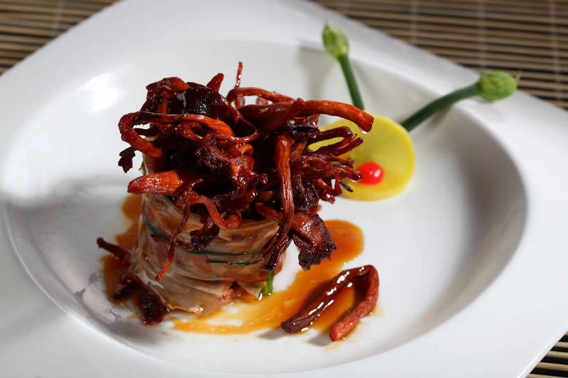 无人,横图,俯视,室内,特写,白天,烹饪,中餐,餐桌,桌子,柠檬,蔬菜,水果,新鲜,包装,包装纸,布料,纸,陶瓷,菌菇,生食,料理,食品,果实,陶瓷制品,纸张,菌类,布纹,菜肴,美食,桌布,食物,一个,白色,餐巾,容器,绳子,台布,碗,中式,食用菌,佳肴,有机食品,绿色食品,单个,餐台,中华料理,茶树菇,储藏,捆绑,绳索,包装材料,真菌,储存,绑缚,糯米纸,益母果,柠果,餐桌布,彩图,高角度拍摄,贮存,shjb1,烧茶树菇