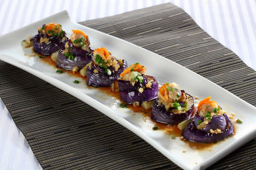 无人,横图,俯视,室内,特写,白天,烹饪,中餐,餐桌,桌子,茄子,蔬菜,餐具,一排,许多,新鲜,整齐,并列,并排,布料,碟子,盘,陶瓷,葱,青葱,调料,红烧,酱料,酱汁,香料,佐料,料理,食品,陶瓷制品,调味品,很多,调味料,布纹,蛤蜊,酱,菜肴,美食,桌布,食物,排列,一个,白色,盘子,餐巾,碟,台布,中式,蛤,佳肴,有机食品,绿色食品,单个,餐台,中华料理,队列,红烧茄子,平行,蛤仔,作料,红烧菜,落苏,酪酥,昆仑瓜,矮瓜,餐桌布,彩图,高角度拍摄,shjb1