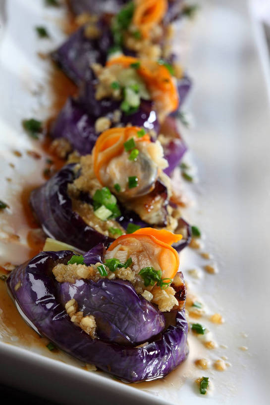 无人,竖图,俯视,室内,特写,白天,烹饪,中餐,餐桌,桌子,茄子,蔬菜,餐具,一排,许多,新鲜,整齐,并列,并排,布料,碟子,盘,陶瓷,葱,青葱,调料,红烧,酱料,酱汁,香料,佐料,料理,食品,陶瓷制品,调味品,很多,调味料,布纹,蛤蜊,酱,菜肴,美食,桌布,食物,排列,一个,白色,盘子,餐巾,碟,台布,中式,蛤,佳肴,有机食品,绿色食品,单个,餐台,中华料理,队列,红烧茄子,平行,蛤仔,作料,红烧菜,落苏,酪酥,昆仑瓜,矮瓜,餐桌布,彩图,高角度拍摄,shjb1