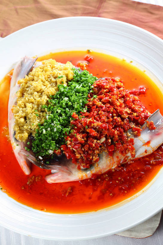 无人,竖图,俯视,室内,特写,白天,烹饪,中餐,餐桌,桌子,辣椒,蔬菜,餐具,新鲜,布料,碟子,盘,陶瓷,葱,青葱,调味,肉,香料,鱼肉,佐料,料理,食品,陶瓷制品,鱼头,布纹,剁椒,酸菜,菜肴,美食,肉类,桌布,食物,腌制,一个,白色,盘子,餐巾,碟,台布,中式,佳肴,有机食品,绿色食品,单个,餐台,中华料理,配料,肉食,辣角,红海椒,大椒,辣虎,广椒,腌制食品,作料,辣子,海椒,番椒,餐桌布,彩图,高角度拍摄,剁辣椒,剁辣子,七星椒剁椒,七姊妹剁椒,坛子辣椒,shjb1,剁椒双色鱼头