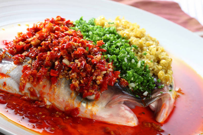 无人,横图,俯视,室内,特写,白天,烹饪,中餐,餐桌,桌子,辣椒,蔬菜,餐具,新鲜,布料,碟子,盘,陶瓷,葱,青葱,调味,肉,香料,鱼肉,佐料,料理,食品,陶瓷制品,鱼头,布纹,剁椒,酸菜,菜肴,美食,肉类,桌布,食物,腌制,一个,白色,盘子,餐巾,碟,台布,中式,佳肴,有机食品,绿色食品,单个,餐台,中华料理,配料,肉食,辣角,红海椒,大椒,辣虎,广椒,腌制食品,作料,辣子,海椒,番椒,餐桌布,彩图,高角度拍摄,剁辣椒,剁辣子,七星椒剁椒,七姊妹剁椒,坛子辣椒,shjb1,剁椒双色鱼头