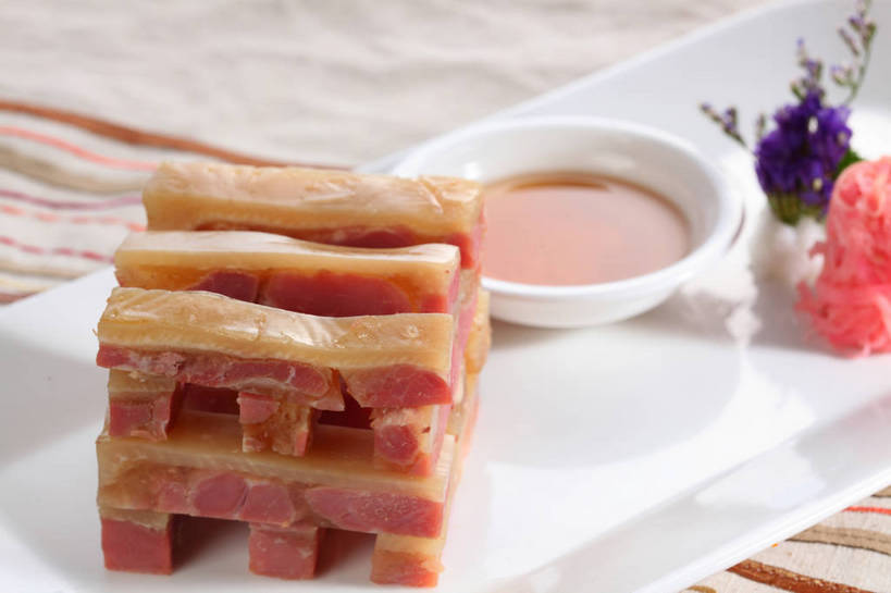 无人,横图,俯视,室内,特写,白天,烹饪,中餐,餐桌,桌子,餐具,一排,许多,切开,整齐,装饰,盛开,布料,碟子,盘,陶瓷,调料,酱料,酱汁,佐料,料理,食品,陶瓷制品,调味品,很多,调味料,花蕾,布纹,酱,菜肴,美食,桌布,花,花瓣,花朵,鲜花,食物,排列,紫色,盘子,餐巾,碟,台布,花苞,花蕊,切,中式,佳肴,餐台,中华料理,肉皮,堆,华丽,修饰,点缀,队列,剖面,肉冻,切面,衬托,美观,雅致,雅观,肉皮冻,猪肉皮,餐桌布,彩图,高角度拍摄,shjb1