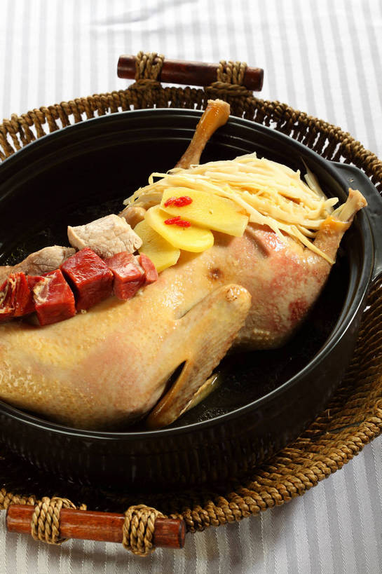 无人,交叉,竖图,俯视,室内,特写,白天,烹饪,中餐,餐桌,桌子,竹子,姜,蔬菜,竹制,新鲜,编织,布料,篮子,陶瓷,竹笋,鸡肉,肉,料理,食品,陶瓷制品,布纹,笋,菜肴,美食,肉类,桌布,食物,一个,餐巾,容器,竹篮,台布,碗,中式,佳肴,有机食品,绿色食品,单个,餐台,中华料理,储藏,竹条,交织,竹制品,储存,止咳,肉食,止痛,解毒,穿插,发汗,温肺,温胃,行气,止呕,百辣云,生姜,老姜,餐桌布,彩图,高角度拍摄,贮存,散寒,白条鸡,光鸡,shjb1