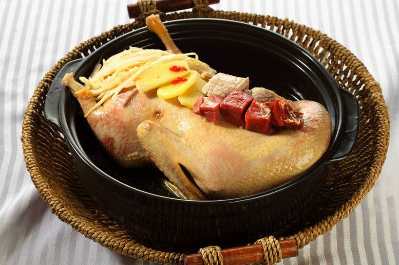 无人,交叉,横图,俯视,室内,特写,白天,烹饪,中餐,餐桌,桌子,竹子,姜,蔬菜,竹制,新鲜,编织,布料,篮子,陶瓷,竹笋,鸡肉,肉,料理,食品,陶瓷制品,布纹,笋,菜肴,美食,肉类,桌布,食物,一个,餐巾,容器,竹篮,台布,碗,中式,佳肴,有机食品,绿色食品,单个,餐台,中华料理,储藏,竹条,交织,竹制品,储存,止咳,肉食,止痛,解毒,穿插,发汗,温肺,温胃,行气,止呕,百辣云,生姜,老姜,餐桌布,彩图,高角度拍摄,贮存,散寒,白条鸡,光鸡,shjb1