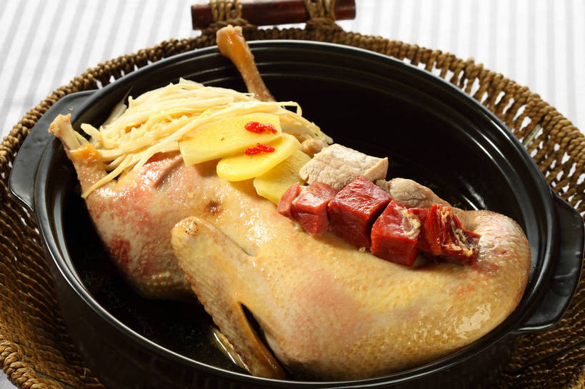 无人,交叉,横图,俯视,室内,特写,白天,烹饪,中餐,餐桌,桌子,竹子,姜,蔬菜,竹制,新鲜,编织,布料,篮子,陶瓷,竹笋,鸡肉,肉,料理,食品,陶瓷制品,布纹,笋,菜肴,美食,肉类,桌布,食物,一个,餐巾,容器,竹篮,台布,碗,中式,佳肴,有机食品,绿色食品,单个,餐台,中华料理,储藏,竹条,交织,竹制品,储存,止咳,肉食,止痛,解毒,穿插,发汗,温肺,温胃,行气,止呕,百辣云,生姜,老姜,餐桌布,彩图,高角度拍摄,贮存,散寒,白条鸡,光鸡,shjb1