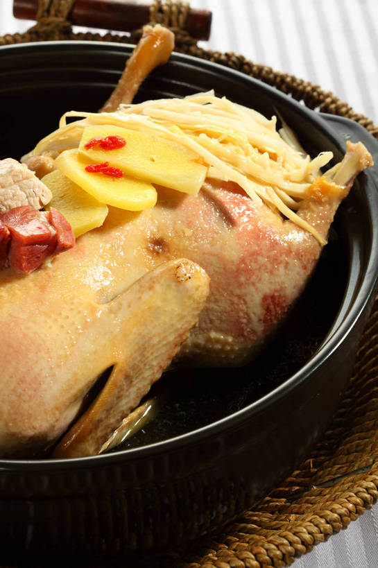 无人,交叉,竖图,俯视,室内,特写,白天,烹饪,中餐,餐桌,桌子,竹子,姜,蔬菜,竹制,新鲜,编织,布料,篮子,陶瓷,竹笋,鸡肉,肉,料理,食品,陶瓷制品,布纹,笋,菜肴,美食,肉类,桌布,食物,一个,餐巾,容器,竹篮,台布,碗,中式,佳肴,有机食品,绿色食品,单个,餐台,中华料理,储藏,竹条,交织,竹制品,储存,止咳,肉食,止痛,解毒,穿插,发汗,温肺,温胃,行气,止呕,百辣云,生姜,老姜,餐桌布,彩图,高角度拍摄,贮存,散寒,白条鸡,光鸡,shjb1