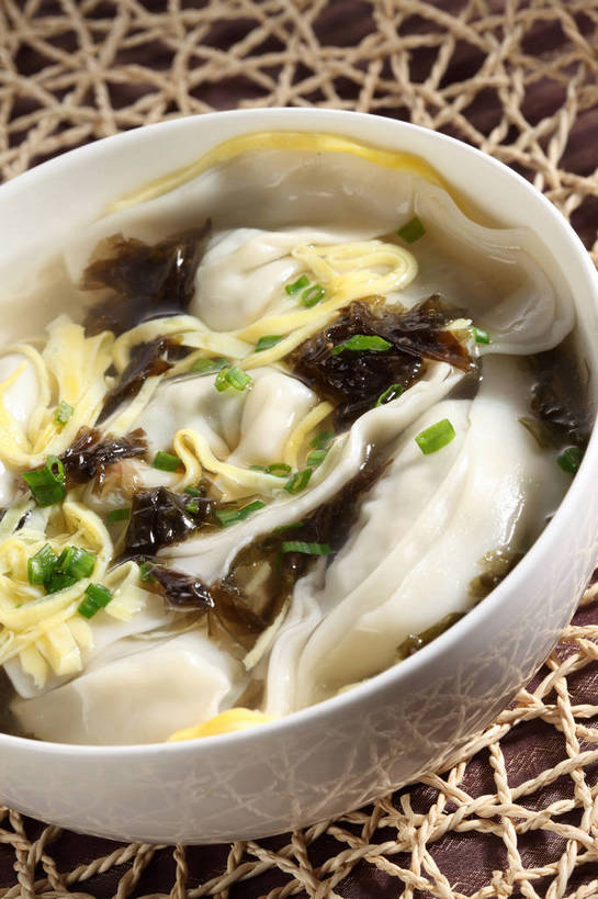 点心,馄饨,面食,无人,竖图,俯视,室内,特写,白天,餐桌,桌子,蔬菜,许多,新鲜,陶瓷,葱,青葱,蛋,蛋皮,鸡蛋,料理,食品,面点,陶瓷制品,紫菜,很多,美食,食物,一个,容器,垫子,碗,中式,有机食品,绿色食品,单个,餐台,储藏,储存,卵,扁肉,膜菜,索菜,坛紫菜,子菜,紫英,紫瑛,彩图,高角度拍摄,鸡卵,鸡子,贮存,shjb1,大馄饨