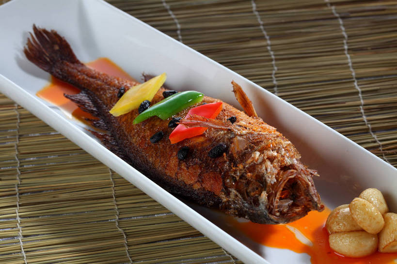 海鲜,无人,横图,俯视,室内,特写,白天,烹饪,中餐,餐桌,桌子,辣椒,蔬菜,餐具,一条,竹制,新鲜,鱼,碟子,盘,陶瓷,青椒,肉,鱼肉,料理,食品,陶瓷制品,三片,水产,菜肴,美食,肉类,鱼类,海洋生物,食物,一个,白色,盘子,垫子,碟,中式,佳肴,有机食品,绿色食品,单个,餐台,中华料理,六线鱼,竹制品,水生动物,黄鱼,海产品,水生物,黄辣椒,肉食,彩椒,海底动物,辣角,红海椒,大椒,辣虎,广椒,海黄鱼,黄花鱼,甜椒,柿子椒,辣子,海椒,番椒,灯笼椒,彩图,高角度拍摄,黄灯笼辣椒,黄帝椒,大黄鱼,shjb1