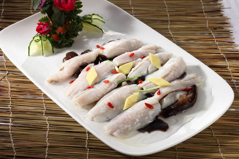 海鲜,无人,横图,俯视,室内,特写,白天,烹饪,中餐,植物,餐桌,桌子,黄瓜,姜,蔬菜,餐具,一排,许多,竹制,新鲜,整齐,装饰,并列,并排,盛开,鱼,碟子,盘,陶瓷,菌菇,调味,香料,佐料,料理,食品,果实,草药,药草,陶瓷制品,很多,菌类,花蕾,水产,木耳,菜肴,美食,鱼类,中药,海洋生物,花,花瓣,花朵,鲜花,食物,排列,一个,红色,白色,盘子,垫子,碟,花苞,花蕊,中式,食用菌,佳肴,有机食品,绿色食品,单个,餐台,中华料理,华丽,修饰,枸杞子,枸杞,点缀,黑木耳,配料,竹制品,真菌,队列,水生动物,海产品,止咳,药材,中草药,平行,水生物,海底动物,中药材,本草,止痛,作料,衬托,美观,雅致,雅观,解毒,苟起子,枸杞豆,枸杞果,血杞子,狗母鱼,发汗,温肺,温胃,行气,止呕,百辣云,光木耳,生姜,青瓜,老姜,胡瓜,彩图,高角度拍摄,散寒,shjb1,合齿鱼,九肚鱼