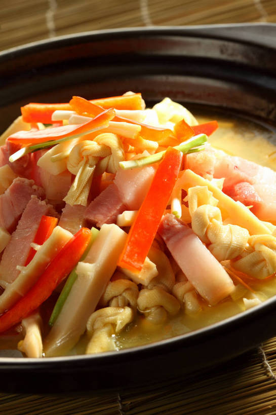 无人,竖图,俯视,室内,特写,白天,烹饪,中餐,餐桌,桌子,辣椒,蔬菜,竹制,新鲜,陶瓷,竹笋,肉,料理,食品,陶瓷制品,火腿,猪肉,豆腐皮,笋,菜肴,美食,肉类,食物,腌制,一个,红色,黑色,容器,垫子,碗,中式,佳肴,有机食品,绿色食品,单个,餐台,中华料理,储藏,竹制品,豆制品,储存,肉食,彩椒,百叶,百叶结,辣角,红海椒,大椒,辣虎,广椒,豚肉,熏制,火肉,兰熏,猪腿,甜椒,柿子椒,辣子,海椒,番椒,灯笼椒,彩图,高角度拍摄,千张,贮存,shjb1