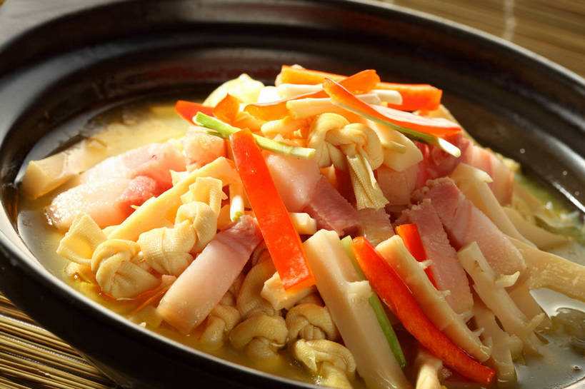 无人,横图,俯视,室内,特写,白天,烹饪,中餐,餐桌,桌子,辣椒,蔬菜,竹制,新鲜,陶瓷,竹笋,肉,料理,食品,陶瓷制品,火腿,猪肉,豆腐皮,笋,菜肴,美食,肉类,食物,腌制,一个,红色,黑色,容器,垫子,碗,中式,佳肴,有机食品,绿色食品,单个,餐台,中华料理,储藏,竹制品,豆制品,储存,肉食,彩椒,百叶,百叶结,辣角,红海椒,大椒,辣虎,广椒,豚肉,熏制,火肉,兰熏,猪腿,甜椒,柿子椒,辣子,海椒,番椒,灯笼椒,彩图,高角度拍摄,千张,贮存,shjb1