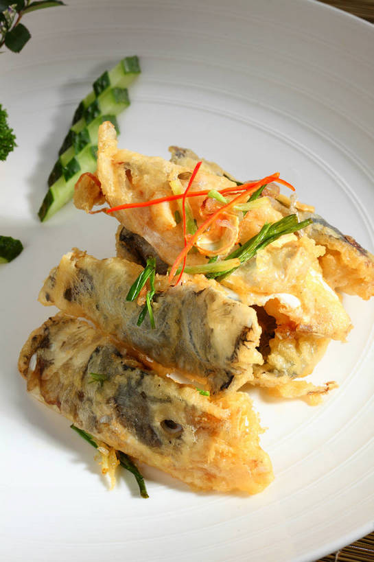 海鲜,无人,竖图,俯视,室内,特写,白天,烹饪,中餐,餐桌,桌子,黄瓜,蔬菜,餐具,一堆,许多,堆叠,堆积,新鲜,装饰,鱼,碟子,盘,陶瓷,肉,鱼肉,料理,食品,陶瓷制品,很多,水产,小黄鱼,菜肴,美食,肉类,鱼类,海洋生物,食物,一个,白色,盘子,碟,中式,海藻,佳肴,有机食品,绿色食品,单个,餐台,中华料理,堆,海草,华丽,修饰,六线鱼,点缀,水生动物,黄鱼,海产品,水生物,肉食,海底动物,衬托,美观,雅致,雅观,海黄鱼,黄花鱼,浒苔,苔菜,苔条,条浒苔,青瓜,胡瓜,彩图,高角度拍摄,shjb1,苔条小黄鱼