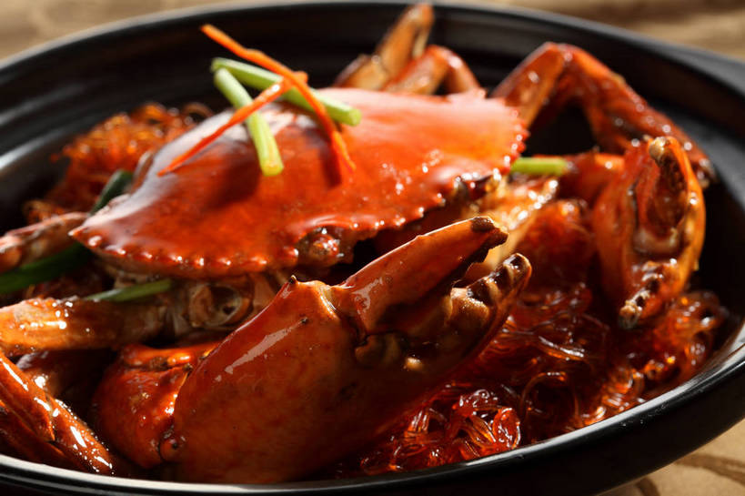 面食,面条,蟹,无人,横图,俯视,室内,特写,白天,烹饪,中餐,餐桌,桌子,螃蟹,布料,陶瓷,葱,青葱,面,料理,食品,陶瓷制品,布纹,粉丝,菜肴,美食,桌布,食物,一个,黑色,餐巾,容器,台布,碗,中式,佳肴,单个,餐台,中华料理,储藏,储存,甲壳动物,冬粉,餐桌布,彩图,高角度拍摄,贮存,shjb1,粉丝蟹煲