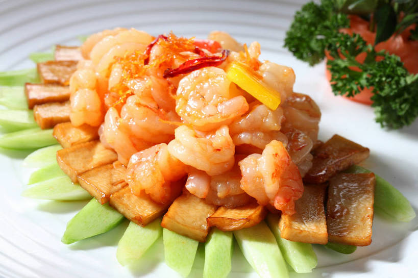 豆腐,无人,横图,俯视,室内,特写,白天,烹饪,中餐,餐桌,桌子,芹菜,蔬菜,餐具,一堆,许多,堆叠,堆积,新鲜,装饰,布料,碟子,盘,陶瓷,莴苣,莴笋,肉,虾仁,料理,食品,陶瓷制品,很多,布纹,豆腐干,菜肴,美食,肉类,桌布,食物,一个,白色,盘子,餐巾,碟,台布,中式,佳肴,有机食品,绿色食品,荷兰芹,欧芹,香芹,单个,餐台,中华料理,豆干,堆,华丽,修饰,虾肉,点缀,豆制品,肉食,香笋,法香,巴西利,洋香菜,洋芫荽,法国香菜,衬托,美观,雅致,雅观,千金菜,旱芹菜,番荽,本帮菜,沪菜,上海菜,餐桌布,彩图,高角度拍摄,干子,素火腿,shjb1,炒虾仁