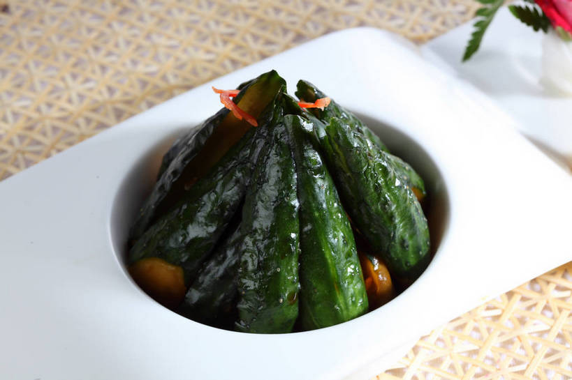 无人,横图,俯视,室内,特写,白天,烹饪,中餐,餐桌,桌子,黄瓜,蔬菜,一堆,许多,堆叠,堆积,竹制,新鲜,装饰,盛开,陶瓷,料理,食品,陶瓷制品,很多,花蕾,冷盘,凉拌黄瓜,菜肴,美食,花,花瓣,花朵,鲜花,食物,一朵,一个,白色,容器,垫子,碗,花苞,花蕊,中式,冷菜,凉菜,佳肴,有机食品,绿色食品,单个,餐台,中华料理,储藏,堆,华丽,修饰,点缀,竹制品,储存,衬托,美观,雅致,雅观,青瓜,胡瓜,彩图,高角度拍摄,贮存,shjb1