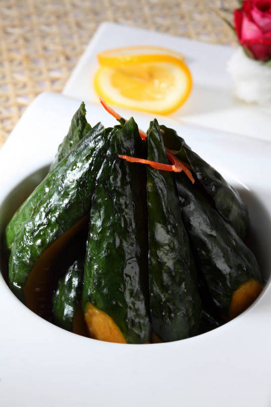 无人,竖图,俯视,室内,特写,白天,烹饪,中餐,餐桌,桌子,柠檬,黄瓜,蔬菜,水果,一堆,许多,堆叠,堆积,竹制,新鲜,装饰,盛开,陶瓷,料理,食品,陶瓷制品,很多,花蕾,冷盘,凉拌黄瓜,菜肴,美食,花,花瓣,花朵,鲜花,食物,一朵,一个,白色,容器,垫子,碗,花苞,花蕊,中式,冷菜,凉菜,佳肴,有机食品,绿色食品,单个,餐台,中华料理,储藏,堆,华丽,修饰,点缀,竹制品,储存,衬托,美观,雅致,雅观,益母果,柠果,青瓜,胡瓜,彩图,高角度拍摄,贮存,shjb1