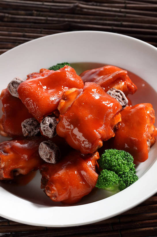 点心,无人,竖图,俯视,室内,特写,白天,烹饪,中餐,餐桌,桌子,蔬菜,竹制,新鲜,陶瓷,西兰花,红烧,料理,食品,陶瓷制品,话梅,猪手,猪蹄,猪爪,菜肴,美食,食物,一个,白色,容器,垫子,碗,零食,中式,佳肴,有机食品,绿色食品,单个,餐台,中华料理,储藏,竹制品,储存,梅子,猪脚,甘蓝花,红烧菜,彩图,高角度拍摄,红烧猪蹄,黄梅,绿菜花,绿花菜,青花菜,蔬菜皇冠,贮存,shjb1