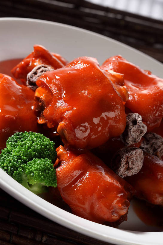 点心,无人,竖图,俯视,室内,特写,白天,烹饪,中餐,餐桌,桌子,蔬菜,竹制,新鲜,陶瓷,西兰花,红烧,料理,食品,陶瓷制品,话梅,猪手,猪蹄,猪爪,菜肴,美食,食物,一个,白色,容器,垫子,碗,零食,中式,佳肴,有机食品,绿色食品,单个,餐台,中华料理,储藏,竹制品,储存,梅子,猪脚,甘蓝花,红烧菜,彩图,高角度拍摄,红烧猪蹄,黄梅,绿菜花,绿花菜,青花菜,蔬菜皇冠,贮存,shjb1