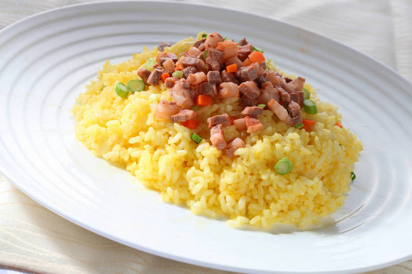 米饭,无人,横图,俯视,室内,特写,白天,烹饪,中餐,餐桌,桌子,餐具,一堆,许多,堆叠,堆积,布料,碟子,盘,陶瓷,炒饭,调味,肉,香料,佐料,料理,食品,陶瓷制品,饭,很多,布纹,菜肴,美食,肉类,桌布,食物,一个,白色,盘子,餐巾,碟,台布,中式,佳肴,单个,餐台,中华料理,堆,五谷,配料,肉食,作料,餐桌布,彩图,高角度拍摄,shjb1,肉丁炒饭