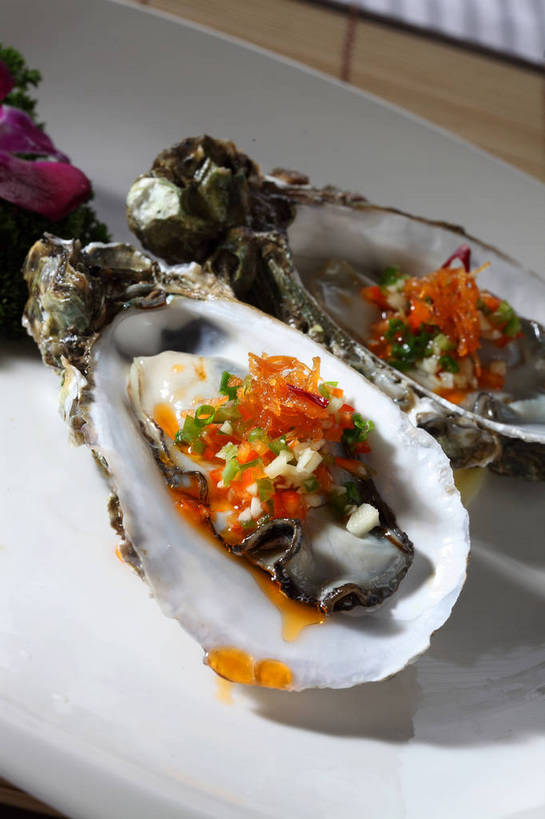 海鲜,无人,竖图,俯视,室内,特写,白天,烹饪,中餐,餐桌,桌子,餐具,竹制,装饰,盛开,碟子,盘,陶瓷,调味,香料,佐料,料理,食品,陶瓷制品,牡蛎,花蕾,水产,菜肴,美食,海洋生物,花,花瓣,花朵,鲜花,食物,两个,一个,白色,盘子,垫子,碟,花苞,花蕊,中式,佳肴,单个,餐台,中华料理,华丽,修饰,生蚝,点缀,配料,竹制品,水生动物,海产品,水生物,海底动物,作料,衬托,美观,雅致,雅观,彩图,高角度拍摄,shjb1