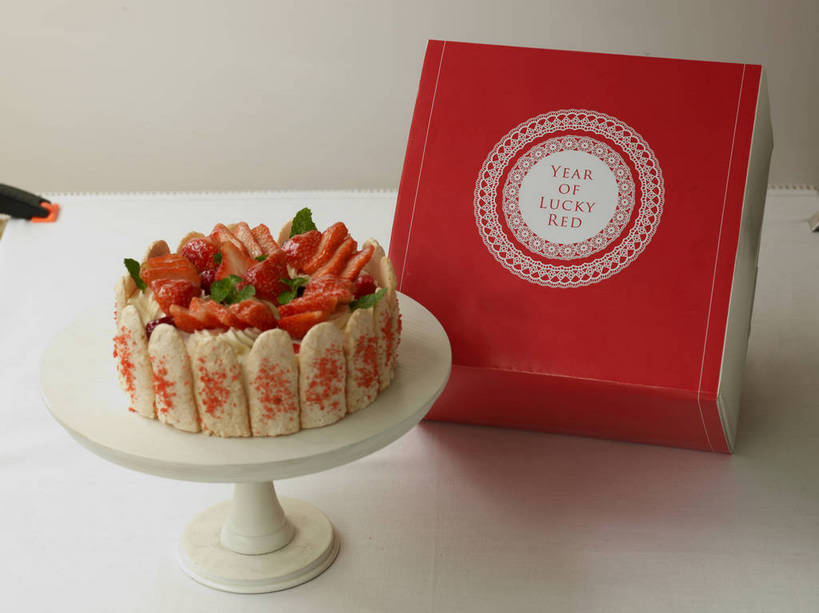 点心,无人,横图,俯视,室内,特写,白天,白色背景,下午茶,餐桌,桌子,草莓,浆果,水果,一排,许多,新鲜,整齐,并列,并排,环绕,围绕,纸盒,生食,食品,果实,水果蛋糕,很多,环抱,盒子,食物,糕点,排列,一个,红色,白色,包装盒,容器,饼干,零食,奶油,摄影,有机食品,绿色食品,影棚,单个,餐台,储藏,乳制品,储存,队列,摄影棚,平行,手指饼,萦绕,激凌,克林姆,淇淋,蛋糕台,手指饼干,洋莓,水果皇后,红莓,地莓,彩图,高角度拍摄,影棚拍摄,拍摄,贮存,蛋糕,shjb1