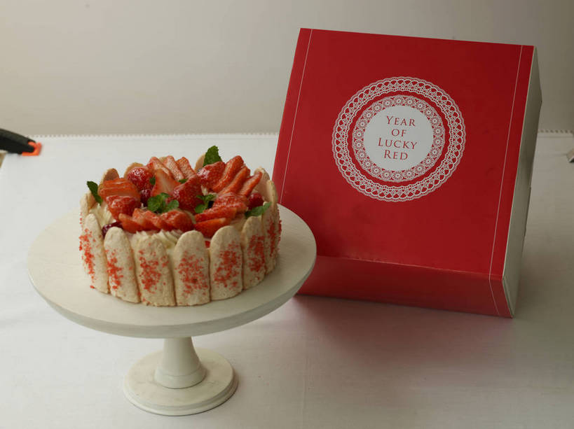 点心,无人,横图,俯视,室内,特写,白天,白色背景,下午茶,餐桌,桌子,草莓,浆果,水果,一排,许多,新鲜,整齐,并列,并排,环绕,围绕,纸盒,生食,食品,果实,水果蛋糕,很多,环抱,盒子,食物,糕点,排列,一个,红色,白色,包装盒,容器,饼干,零食,奶油,摄影,有机食品,绿色食品,影棚,单个,餐台,储藏,乳制品,储存,队列,摄影棚,平行,手指饼,萦绕,激凌,克林姆,淇淋,蛋糕台,手指饼干,洋莓,水果皇后,红莓,地莓,彩图,高角度拍摄,影棚拍摄,拍摄,贮存,蛋糕,shjb1