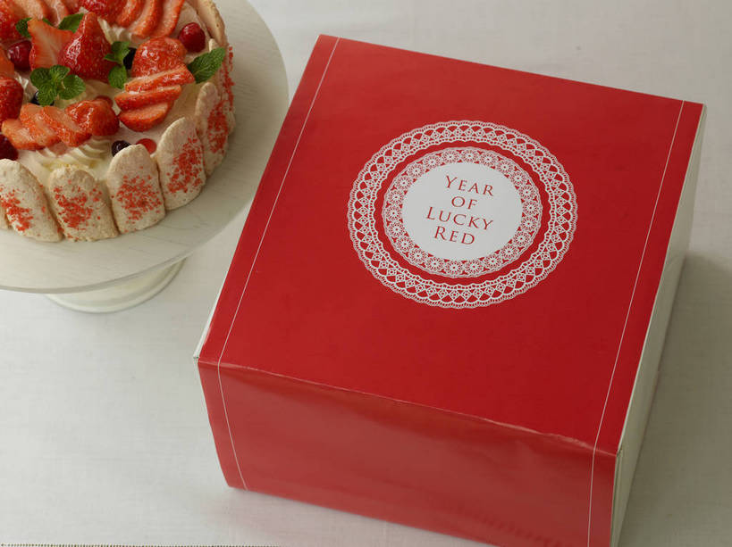 点心,无人,横图,俯视,室内,特写,白天,白色背景,下午茶,餐桌,桌子,草莓,浆果,水果,一排,许多,新鲜,整齐,并列,并排,环绕,围绕,纸盒,生食,食品,果实,水果蛋糕,很多,环抱,盒子,食物,糕点,排列,一个,红色,白色,包装盒,容器,饼干,零食,奶油,摄影,有机食品,绿色食品,影棚,单个,餐台,储藏,乳制品,储存,队列,摄影棚,平行,手指饼,萦绕,激凌,克林姆,淇淋,蛋糕台,手指饼干,洋莓,水果皇后,红莓,地莓,彩图,高角度拍摄,影棚拍摄,拍摄,贮存,蛋糕,shjb1