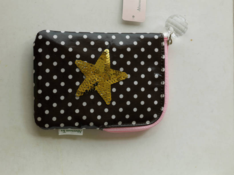 无人,横图,俯视,室内,特写,白天,桌面,桌子,静物,阴影,灰色背景,反射,包,影子,斑点,星星,一个,星形,金色,摄影,影棚,单个,化妆包,摄影棚,五角形,提包,五角星,彩图,高角度拍摄,影棚拍摄,拍摄,shjb1