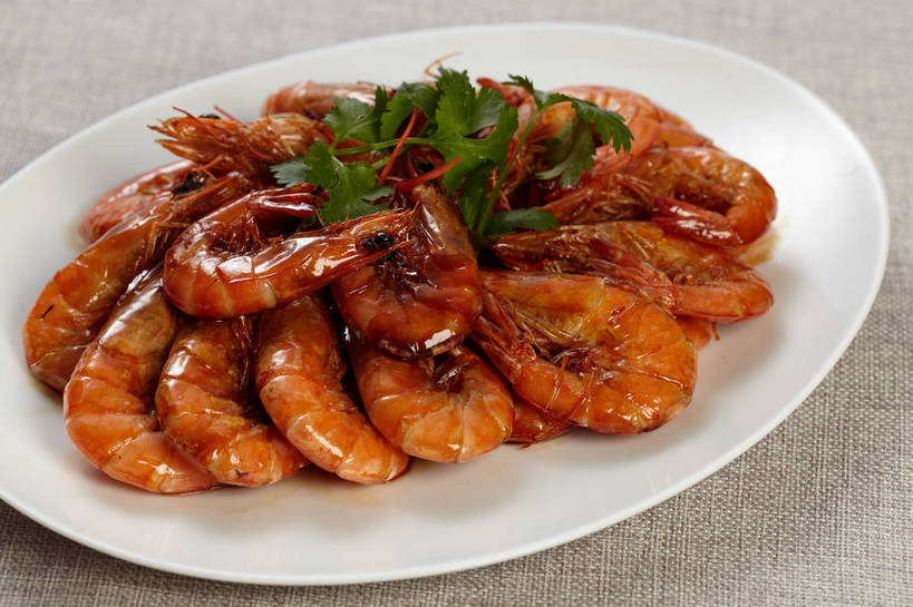 海鲜,无人,横图,俯视,室内,特写,白天,烹饪,中餐,餐桌,桌子,蔬菜,餐具,一排,许多,新鲜,整齐,并列,并排,布料,碟子,盘,陶瓷,香菜,调料,酱料,酱汁,肉,虾,佐料,料理,食品,陶瓷制品,调味品,很多,调味料,布纹,水产,酱,菜肴,美食,肉类,海洋生物,桌布,食物,排列,一个,白色,盘子,餐巾,碟,台布,中式,佳肴,有机食品,绿色食品,单个,餐台,中华料理,虾肉,队列,水生动物,河虾,海产品,平行,水生物,肉食,海底动物,胡菜,香荽,原荽,园荽,芫荽,胡荽,莞荽,芫茜,芫蓿,莚葛草,莚荽菜,本帮菜,沪菜,上海菜,淡水虾,青虾,日本沼虾,餐桌布,彩图,高角度拍摄,shjb1,油爆虾