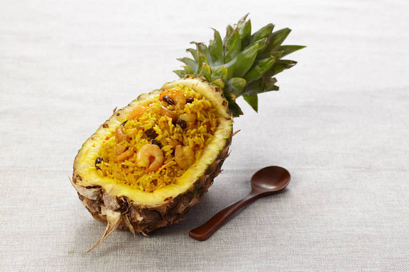 米饭,无人,横图,俯视,室内,特写,白天,烹饪,餐桌,桌子,菠萝,水果,一把,一堆,许多,阴影,堆叠,堆积,新鲜,反射,木制,布料,影子,勺子,肉,生食,虾仁,料理,食品,果实,饭,很多,泰式,布纹,菜肴,美食,肉类,泰国料理,桌布,食物,餐巾,木制品,调羹,台布,汤匙,佳肴,有机食品,绿色食品,餐台,堆,虾肉,五谷,肉食,泰菜,泰国菜,泰式料理,凤梨,餐桌布,彩图,高角度拍摄,菠萝饭,凤梨饭,shjb1