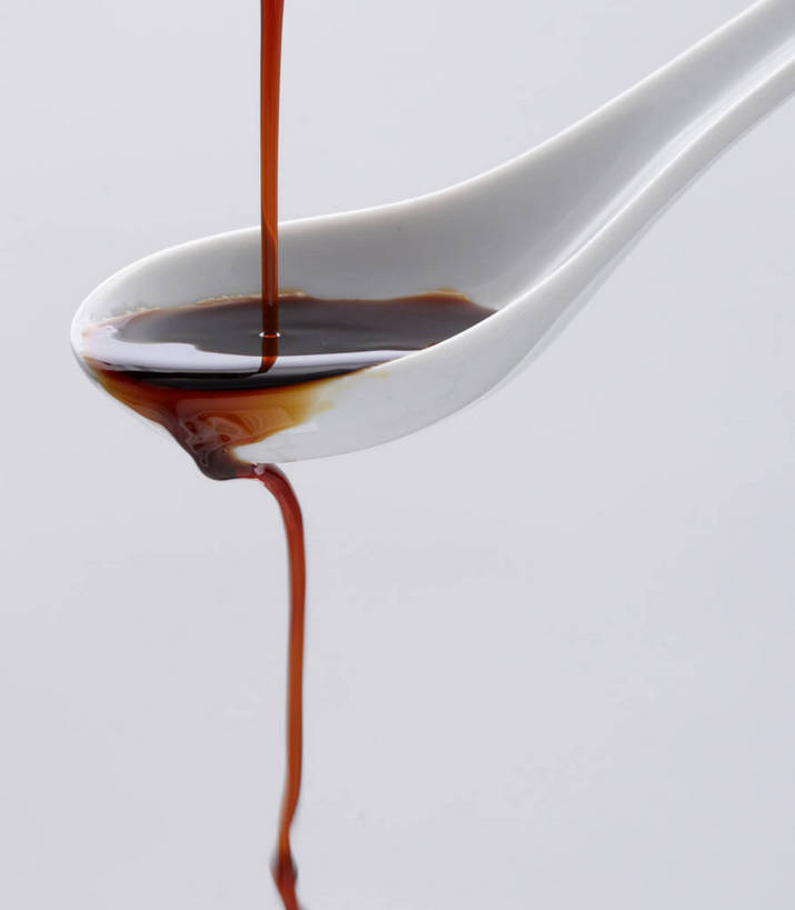 无人,竖图,室内,特写,白天,正面,一把,倒,灰色背景,勺子,陶瓷,调料,陶瓷制品,调味品,调味料,酱油,白色,调羹,汤匙,摄影,影棚,摄影棚,豉油,彩图,影棚拍摄,拍摄,shjb1