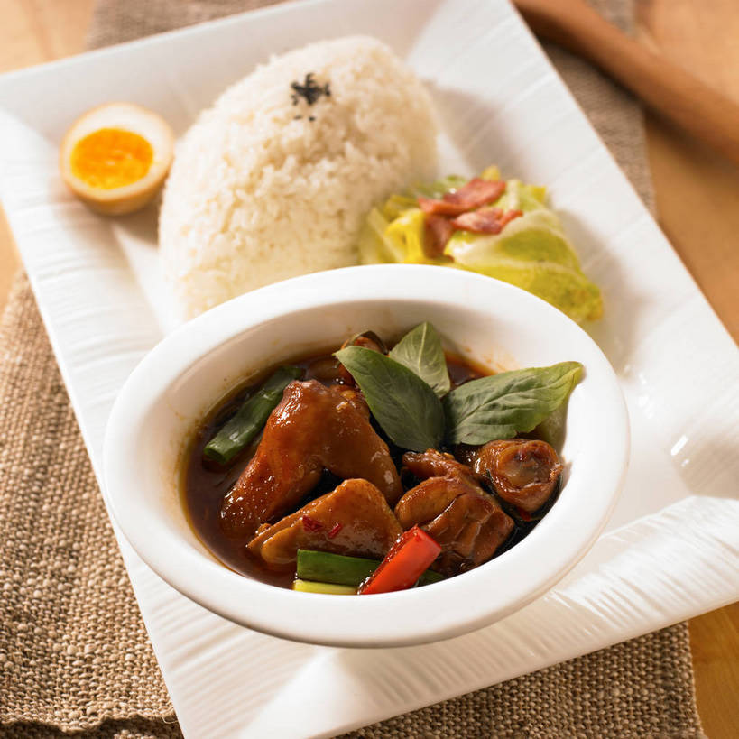 米饭,无人,横图,俯视,室内,特写,白天,烹饪,中餐,餐桌,桌子,辣椒,蔬菜,餐具,叶子,切开,新鲜,布料,碟子,盘,陶瓷,大白菜,蛋,红烧,鸡蛋,鸡肉,肉,料理,食品,绿叶,陶瓷制品,饭,半个,布纹,白菜,鸡翅,菜肴,美食,肉类,桌布,食物,白色,盘子,餐巾,容器,碟,台布,碗,切,一半,中式,嫩叶,佳肴,有机食品,绿色食品,餐台,中华料理,储藏,五谷,储存,剖面,肉食,彩椒,切面,红烧鸡翅,辣角,红海椒,大椒,辣虎,广椒,草鸡蛋,结球白菜,卵,胶菜,红烧菜,叶,叶片,甜椒,柿子椒,辣子,海椒,番椒,灯笼椒,餐桌布,彩图,高角度拍摄,本鸡蛋,笨鸡蛋,柴鸡蛋,山鸡蛋,土鸡蛋,黄芽白,贮存,shjb1