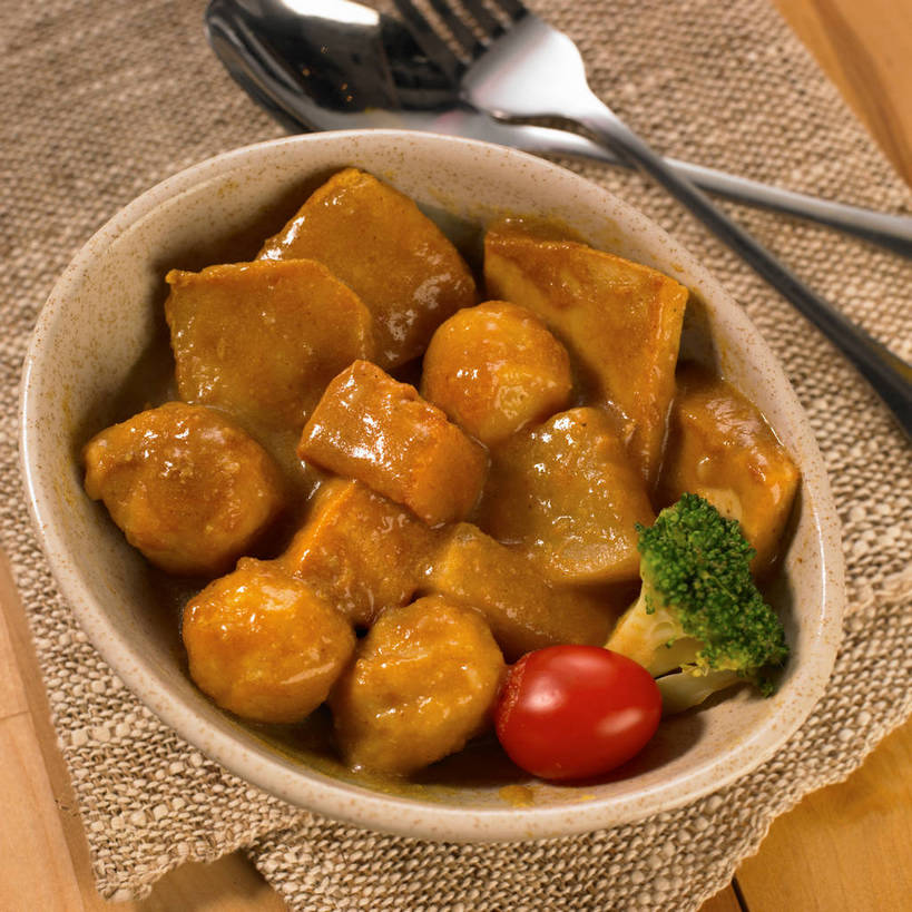 咖哩,无人,横图,俯视,室内,特写,白天,烹饪,餐桌,桌子,蔬菜,西红柿,小番茄,餐具,金属制品,一堆,许多,堆叠,堆积,新鲜,金属,木制,布料,叉子,勺子,陶瓷,西兰花,调料,肉,料理,食品,陶瓷制品,调味品,丸子,很多,调味料,布纹,肉糜,肉末,咖喱,菜肴,美食,肉类,肉丸,桌布,食物,一个,餐巾,木制品,容器,调羹,台布,汤匙,碗,佳肴,有机食品,绿色食品,单个,餐台,肉圆,储藏,堆,鱼豆腐,储存,肉食,餐叉,甘蓝花,小西红柿,樱桃小番茄,珍珠小番茄,进餐用具,樱桃番茄,圣女果,番茄,餐桌布,彩图,高角度拍摄,绿菜花,绿花菜,青花菜,蔬菜皇冠,油炸鱼糕,鱼糜,贮存,咖喱肉丸,shjb1