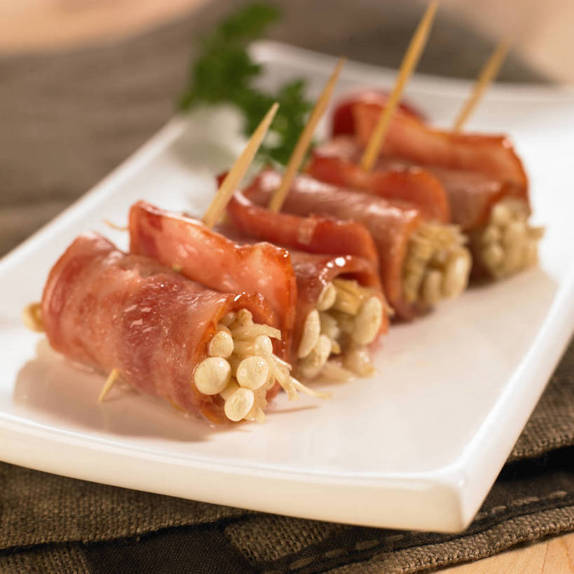 无人,横图,俯视,室内,特写,白天,烹饪,餐桌,桌子,芹菜,蔬菜,餐具,一排,阴影,朦胧,模糊,新鲜,整齐,并列,并排,反射,布料,碟子,盘,影子,陶瓷,金针菇,菌菇,肉,料理,食品,陶瓷制品,菌类,布纹,培根,猪肉,菜肴,美食,肉类,竹签,桌布,食物,排列,一个,白色,盘子,餐巾,碟,台布,四个,食用菌,佳肴,有机食品,绿色食品,荷兰芹,欧芹,香芹,单个,餐台,真菌,队列,平行,肉食,豚肉,取食签,法香,巴西利,洋香菜,洋芫荽,法国香菜,旱芹菜,番荽,构菌,金菇,毛柄金钱菌,银针菇,智力菇,餐桌布,彩图,高角度拍摄,烟肉,腌熏,培根卷,培根金针菇卷,shjb1