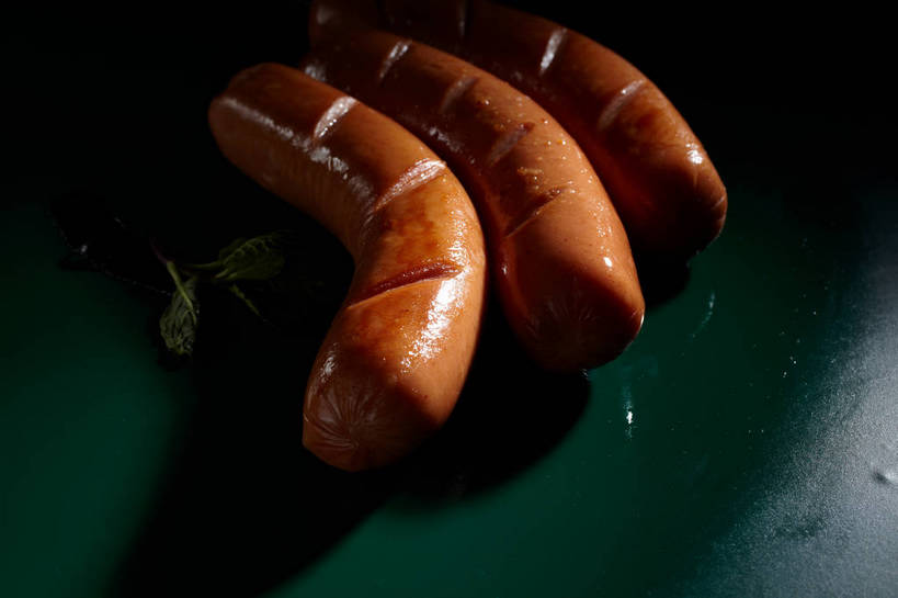 无人,横图,俯视,室内,特写,白天,烹饪,中餐,水,餐桌,桌子,三根,一排,切开,绿色背景,阴影,整齐,反射,液体,影子,水滴,香肠,薄荷,料理,食品,银丹草,腊肠,烤香肠,菜肴,美食,食物,排列,切,中式,摄影,佳肴,影棚,潮湿,餐台,中华料理,队列,摄影棚,剖面,切面,湿润,斑叶凤梨薄荷,夜息香,彩图,高角度拍摄,影棚拍摄,拍摄,shjb1