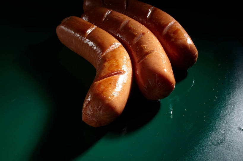 无人,横图,俯视,室内,特写,白天,烹饪,中餐,水,餐桌,桌子,三根,一排,切开,绿色背景,阴影,整齐,反射,液体,影子,水滴,香肠,料理,食品,腊肠,烤香肠,菜肴,美食,食物,排列,切,中式,摄影,佳肴,影棚,潮湿,餐台,中华料理,队列,摄影棚,剖面,切面,湿润,彩图,高角度拍摄,影棚拍摄,拍摄,shjb1