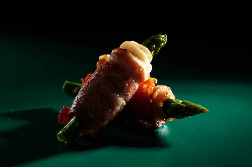 无人,横图,俯视,室内,特写,白天,烹饪,西餐,餐桌,桌子,芦笋,蔬菜,一堆,绿色背景,阴影,堆叠,堆积,新鲜,反射,影子,肉,料理,食品,培根,猪肉,菜肴,美食,肉类,食物,两个,西式,摄影,佳肴,有机食品,绿色食品,影棚,餐台,堆,摄影棚,肉食,豚肉,猪尾巴,药鸡豆子,石刁柏,蚂蚁杆,龙须菜,狼尾巴根,彩图,高角度拍摄,影棚拍摄,拍摄,烟肉,腌熏,shjb1,培根芦笋卷