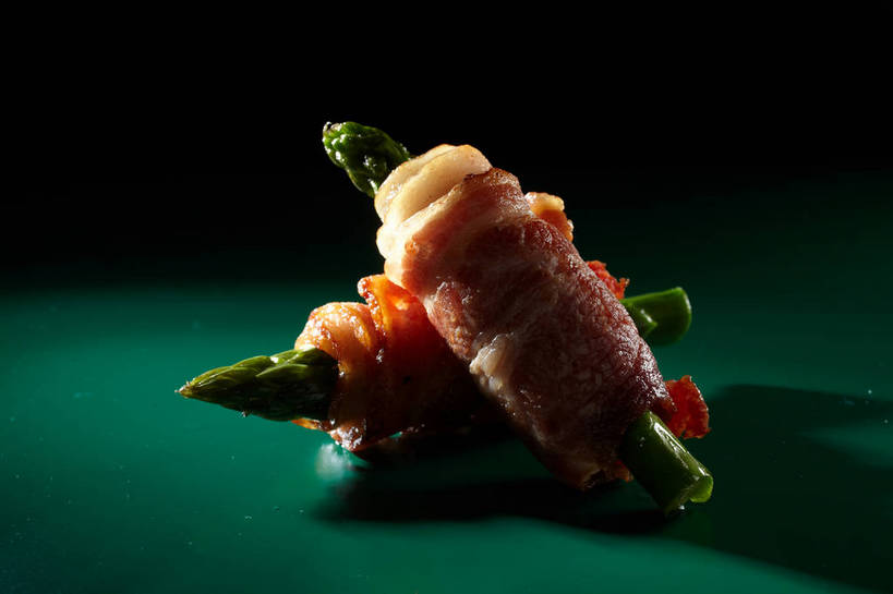 无人,横图,俯视,室内,特写,白天,烹饪,西餐,餐桌,桌子,芦笋,蔬菜,一堆,绿色背景,阴影,堆叠,堆积,新鲜,反射,影子,肉,料理,食品,培根,猪肉,菜肴,美食,肉类,食物,两个,西式,摄影,佳肴,有机食品,绿色食品,影棚,餐台,堆,摄影棚,肉食,豚肉,猪尾巴,药鸡豆子,石刁柏,蚂蚁杆,龙须菜,狼尾巴根,彩图,高角度拍摄,影棚拍摄,拍摄,烟肉,腌熏,shjb1,培根芦笋卷