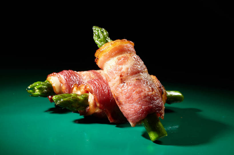 无人,横图,俯视,室内,特写,白天,烹饪,西餐,餐桌,桌子,芦笋,蔬菜,一堆,绿色背景,阴影,堆叠,堆积,新鲜,反射,影子,肉,料理,食品,培根,猪肉,菜肴,美食,肉类,食物,三个,西式,摄影,佳肴,有机食品,绿色食品,影棚,餐台,堆,摄影棚,肉食,豚肉,猪尾巴,药鸡豆子,石刁柏,蚂蚁杆,龙须菜,狼尾巴根,彩图,高角度拍摄,影棚拍摄,拍摄,烟肉,腌熏,shjb1,培根芦笋卷