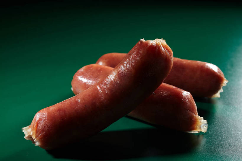 无人,横图,俯视,室内,特写,白天,烹饪,中餐,餐桌,桌子,三根,一堆,绿色背景,阴影,堆叠,堆积,反射,影子,香肠,料理,食品,腊肠,烤香肠,菜肴,美食,食物,红色,中式,摄影,佳肴,影棚,餐台,中华料理,堆,摄影棚,彩图,高角度拍摄,影棚拍摄,拍摄,shjb1