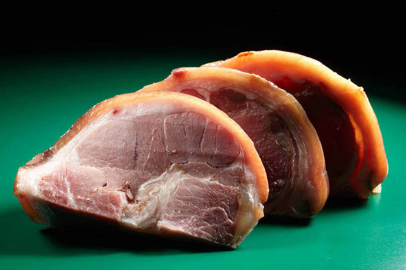无人,横图,俯视,室内,特写,白天,餐桌,桌子,三块,一排,绿色背景,阴影,整齐,反射,影子,肉,猪肉,肉类,排列,摄影,影棚,餐台,队列,摄影棚,横截面,剖面,肉食,蹄髈,豚肉,截面,截面图形,彩图,高角度拍摄,影棚拍摄,拍摄,肘子,蹄膀,shjb1