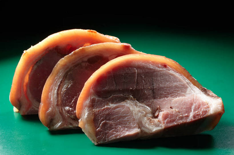 无人,横图,俯视,室内,特写,白天,餐桌,桌子,三块,一排,绿色背景,阴影,整齐,反射,影子,肉,猪肉,肉类,排列,摄影,影棚,餐台,队列,摄影棚,横截面,剖面,肉食,蹄髈,豚肉,截面,截面图形,彩图,高角度拍摄,影棚拍摄,拍摄,肘子,蹄膀,shjb1