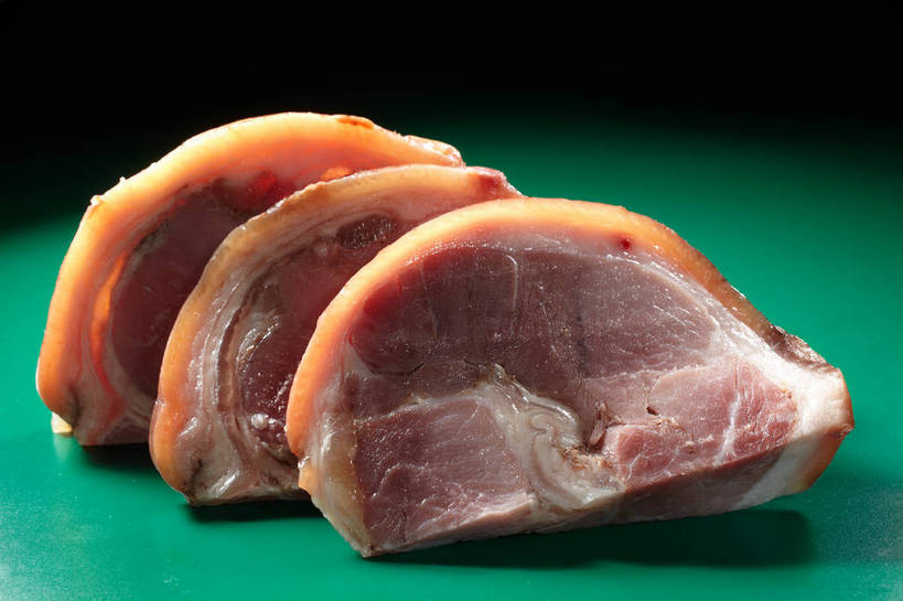 无人,横图,俯视,室内,特写,白天,餐桌,桌子,三块,一排,绿色背景,阴影,整齐,反射,影子,肉,猪肉,肉类,排列,摄影,影棚,餐台,队列,摄影棚,横截面,剖面,肉食,蹄髈,豚肉,截面,截面图形,彩图,高角度拍摄,影棚拍摄,拍摄,肘子,蹄膀,shjb1